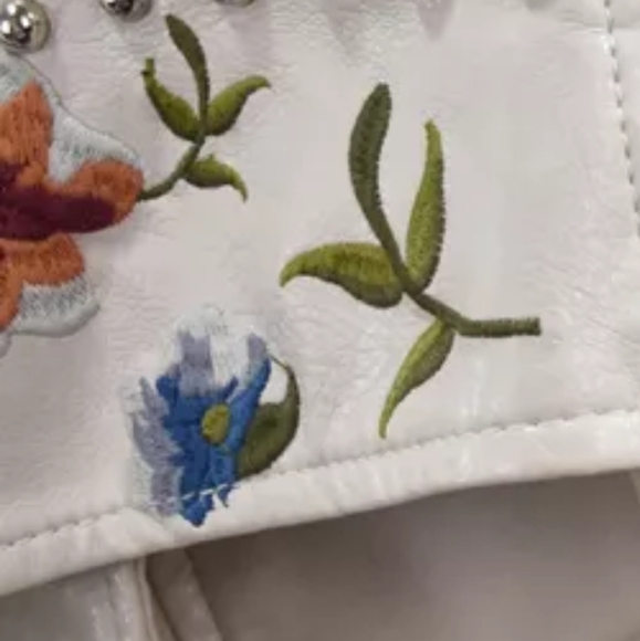 ๐ฆSOLD ๐ฆNWT Embroidered White Jacket Vegan Leather. 12-14 - Picture 7 of 15